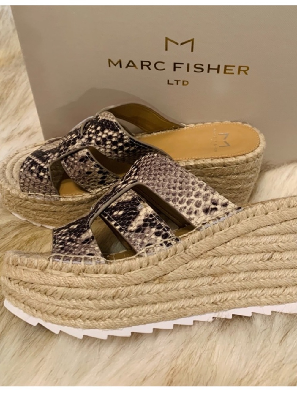 NIB Size 6 Marc Fisher Robbyn
Espadrilles